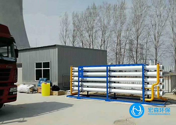 造紙工業廢水主要來源於分製漿和抄紙兩個生產過程。製漿產生的廢水，汙染為嚴重，洗漿時排出廢水呈黑褐色，其中汙染物濃度很高，BOD高達5～40 g/L，含有大量纖維、無機鹽、色素和大量的酸堿物質。抄紙機排出的廢水，其中含有大量纖維和在生產過程中添加的填料和膠料。同時造紙過程中還需要加入一些必要的化學助劑，加重了對水體的汙染造紙汙